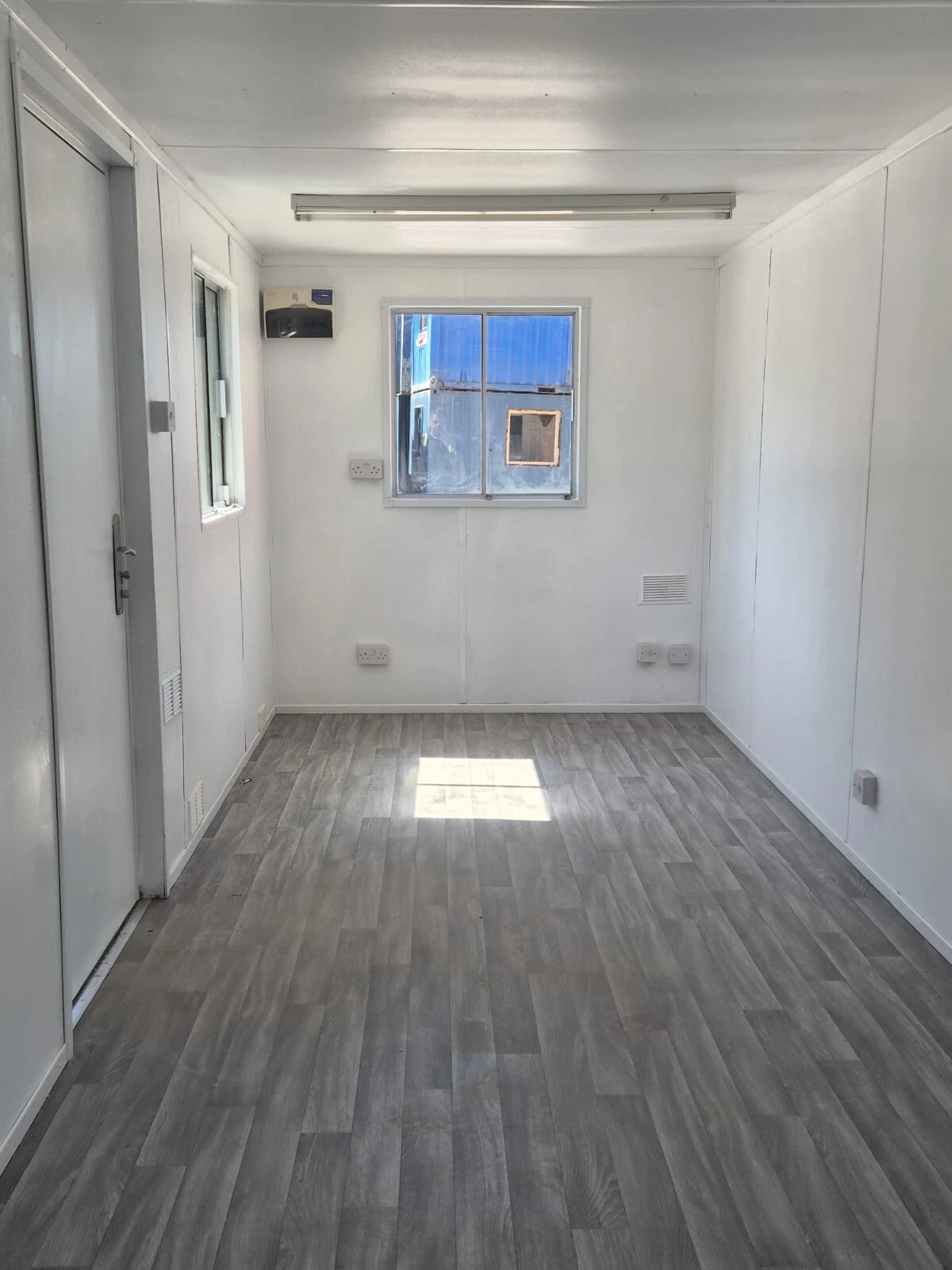 20 x 8 AV Open plan office green — view 4