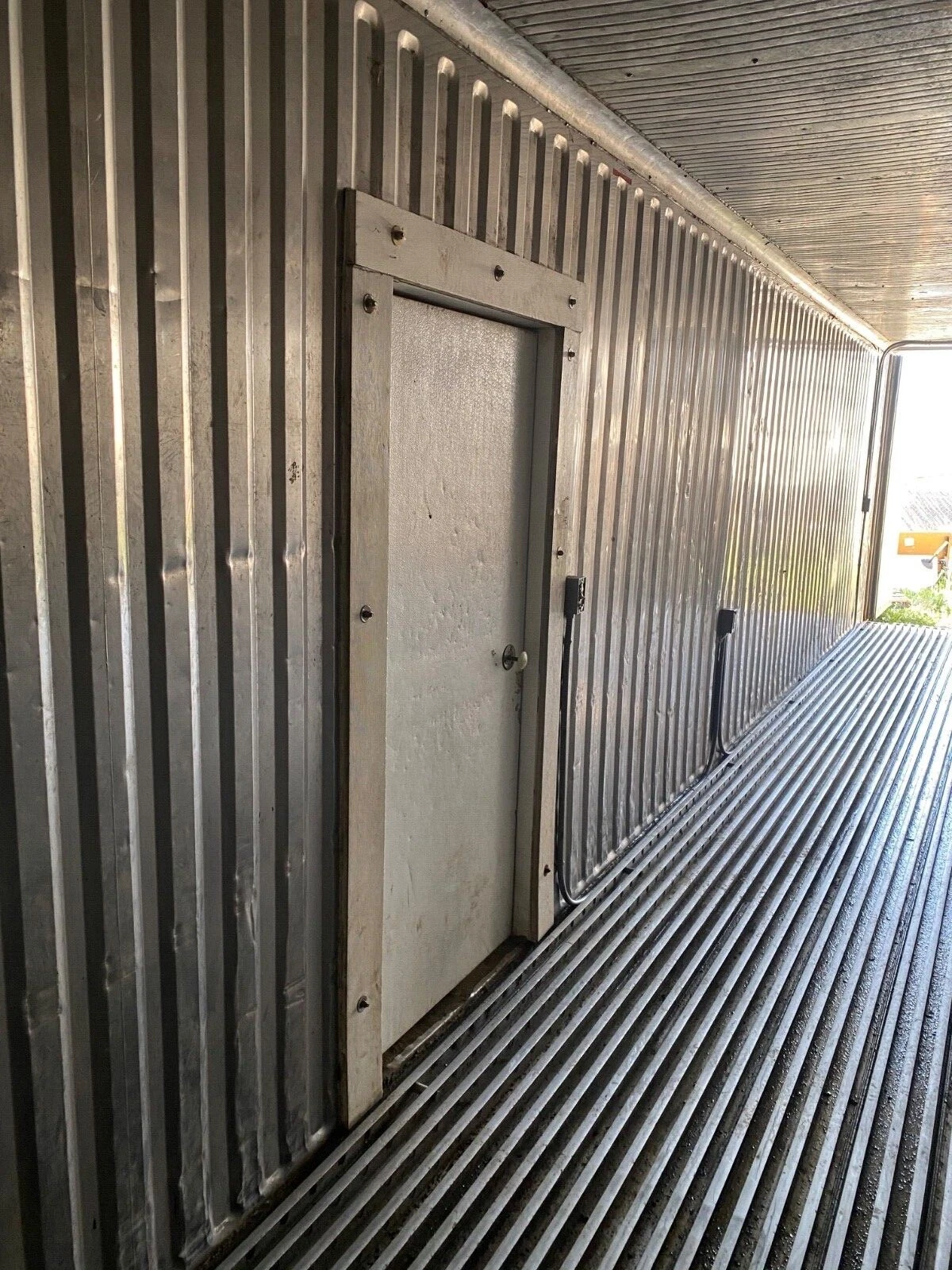 40ft Refrigerated Shipping Container – With Custom Side Door Access — view 7